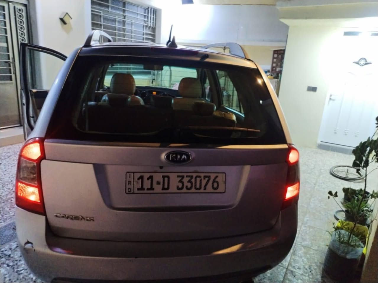 السلام عليكم
كيا كارنز رقم بغداد  موديل ٢٠١٢ 
كير مكينه جدد
تخم تاير جديد 
بيها صبغ اثر جراد 
السعر ١١٣ بيها مجال 
للأستفسار ***********
***********
