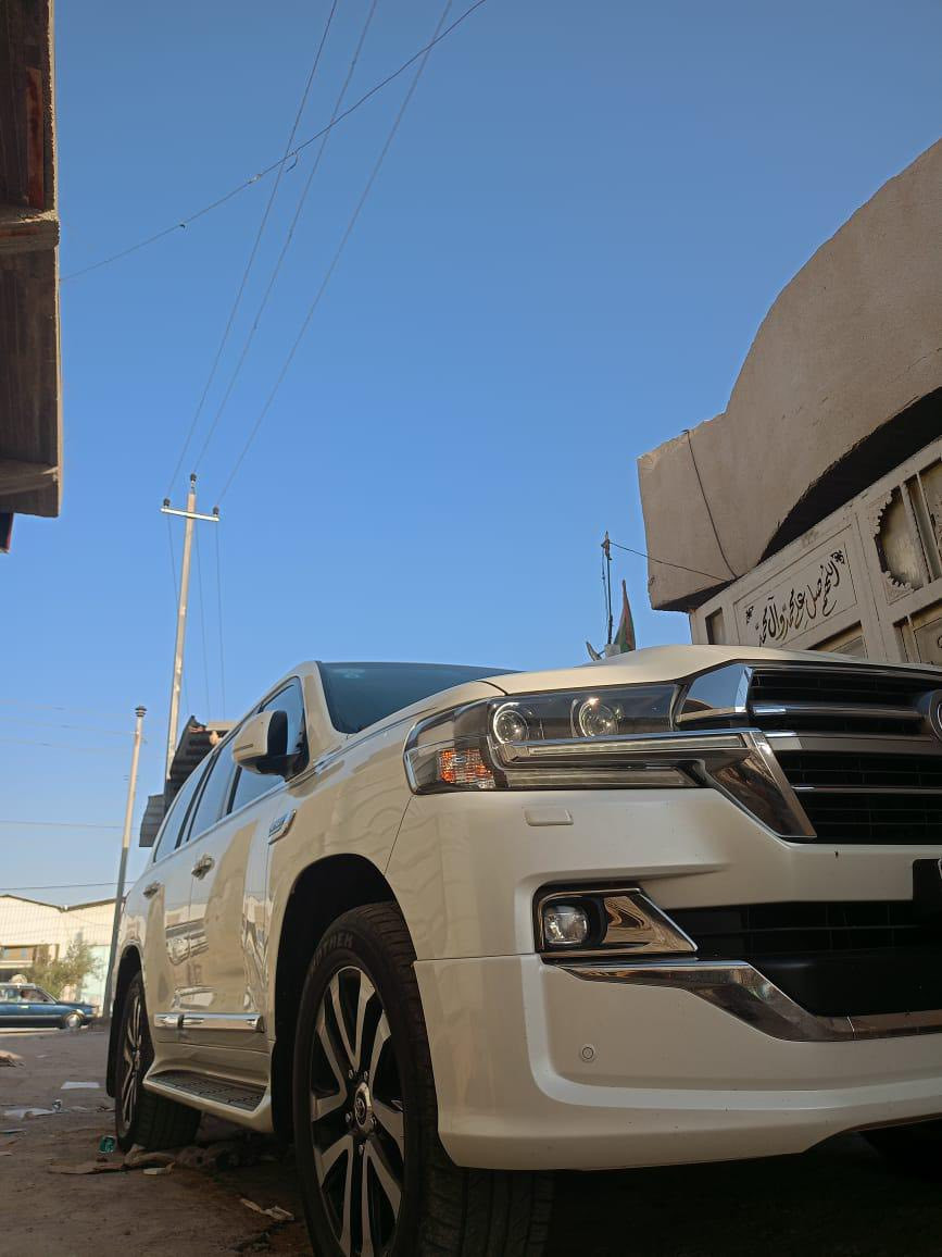 السلام عليكم
لاندكروز 2019 خليجي ‏ ‏كراند 
محرك حجم V8 4600
سلايت وبصمه وتشغيل عن بعد
كشن جلد دايموند وكهرباء عدد 2 
جنطه كهرباء وايرباك عدد 8 وبحاخ لايت 
شاشه اندرويد GPS وكامرا عدد 4 وشاشات خلفيه 
ويل كل كروم اسود حجم 19
حساس امامي وخلفي وشاحن واير ليس
مري شفط وقلاب 
هوك خلفي رساله ترحيب لاندكروز 
ماشيه 80 الف KM
السعر560
رقم الهاتف       ***********
