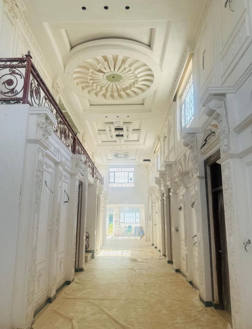 السلام عليكم
مزرعة للبيع       زراعي سند 117

المساحه 2250 متر / طول 125 متر / العرض 18متر /  
الموقع بغداد حي الانتصار قرب مجاور  الراشدية
بناء 550 متر /  متكون البناء من بيتين ممكن فرزهن كل بيت مساحتة 275 متر 
تفاصيل البناء / صاله عدد 2 /مطبخ 2 / استقبال 2 / حمام7 / غرف نوم 8 /
حديقه 600 متر 
+ قطعه خلف البناء فارغه مساحتها 500 متر  
 + كراج 200 متر + مشتمل 

للاستفسار عن معلومات  اوساب ***********
