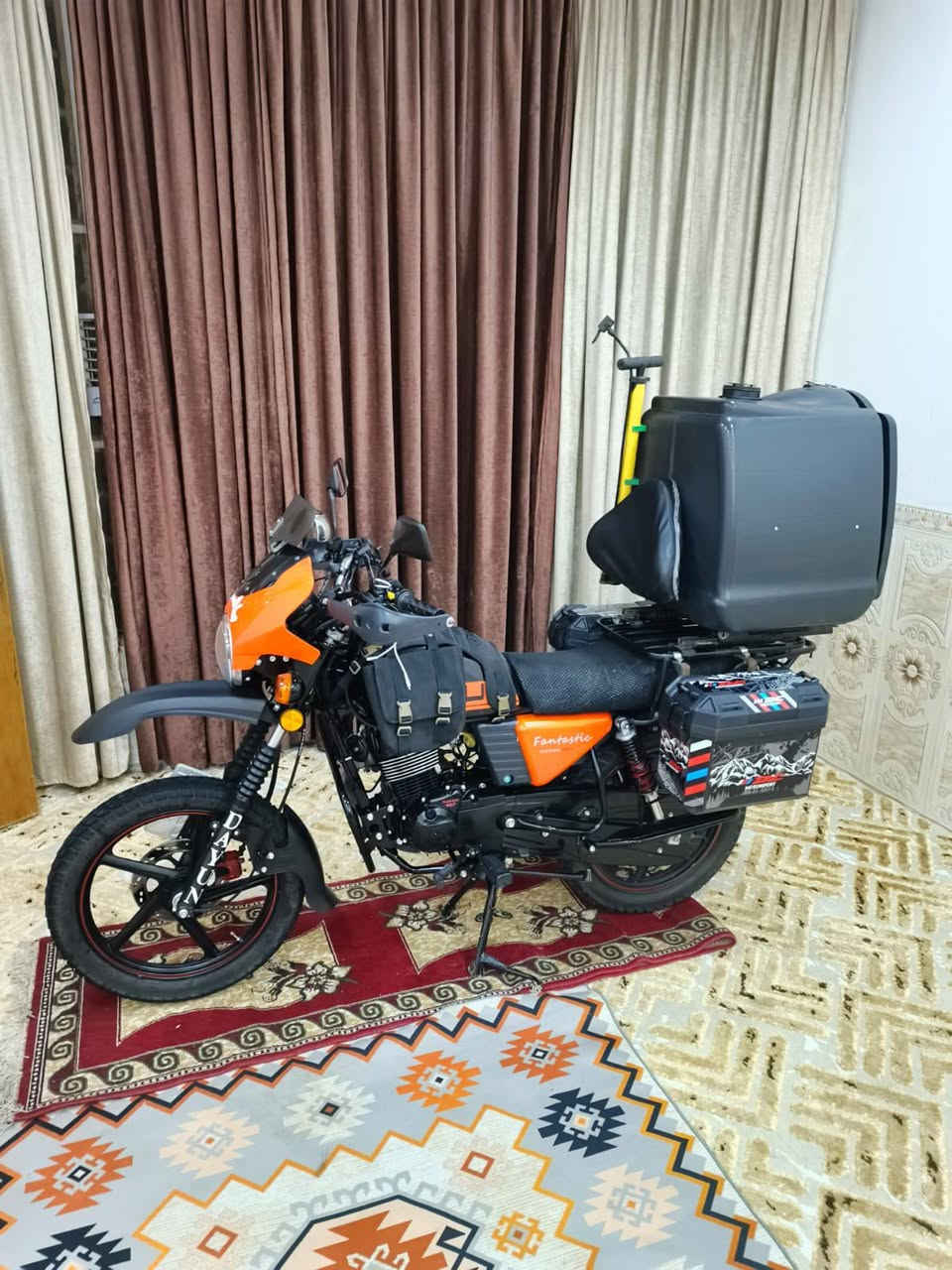 السلام عليكم
للبيع فقط
دراجه دايوان جبلي 
مكينه 200
موديل 2025 
شاحن اصلي منفذين 33w/18wشحن سريع
تايرات جوبلس خلفي 350 وامامي 300
جنط جانبيه قواعدهن هم عمل
سوبايه سلايت عمل 
صندوك هم وياها
مشلح تانكي 
زنجيل ربل 
عدا لماذكرتهن هواي صارف عليها جديده نفس الصور واحلا بعد 
السعر 2600 
الدراجه بسمي رقم اربيل 
الاتصال ***********بي واتساب هم
