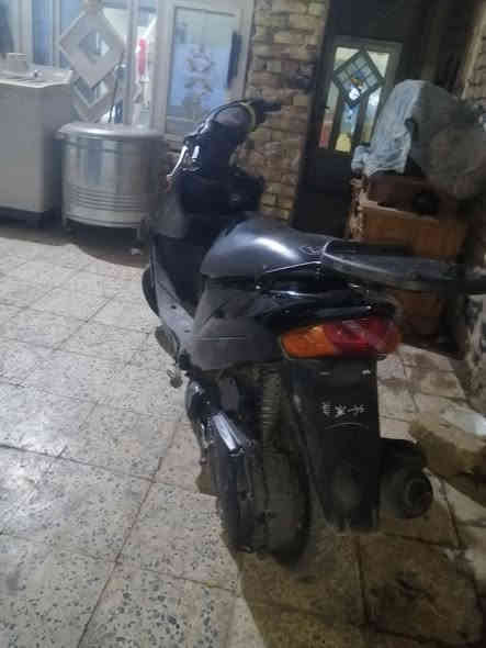 سلام عليكم

دراجه ادرس قديم 

كلشي ما عوزهه شغل وطلع

السعر ٣٥٠ وبيه مجال 
***********
