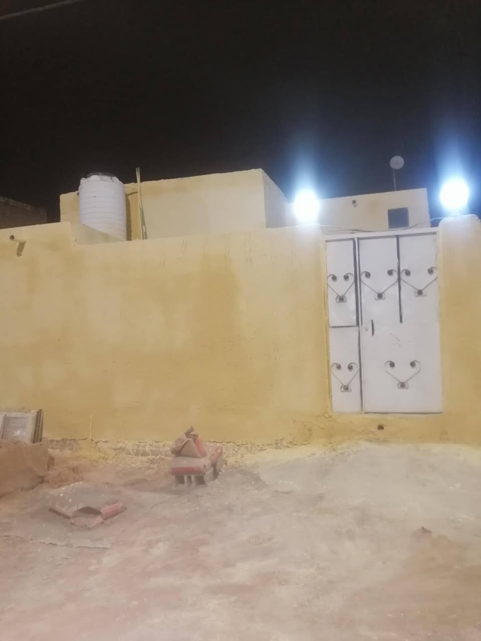 للبيع بيت مساحه ١٠٠ متر طابو زراعي مجمع الجوادين السكني منطقه سيد حبوب وكل الخدمات متوفره سند ٢٥ ومداور سهم بطابو شغل درجه اولى اساس كونكريت مكون من غرفتين وصاله ومطبخ وصحيات وبراني ومناور وصحيات خارجيه وداخليه الاستفسار الاتصال على الرقم ***********
