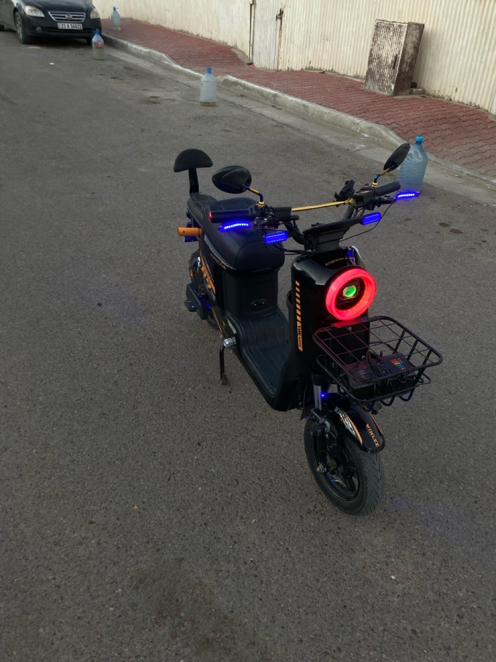 السلام عليكم  دراجه شحن R9 مزوده للبيع الداجه اخت الجديده كفاله عامه من جميع النواحي الدراجه جديده جديده صارلي فتره من اخذتها و هسه اريد ابيعها و معتني بيها كلشش هوايي هاي الدراجه صوره كدامكم موصفاتها تشغيل سويج و تشغيل عن بعد و مرايات كاربون فايبر بريكات هايدروليك و نظام بك و نظام بارك ستناد رياضي و ستاند تلفون اشاير يمنه يسره دبل إشاره و ضوه عالي ناصي لد زنون ابيض ب الاضافه إلى يدات بريك لد رياضيه و بلوجكتر رياضي و بيها بعد هواي تزويدات و كلها بلاديه من الشركه هيج ب الاضافه كير اربع نمر و شاشه تقره الأعطال  الدراجه بلاديه ما ملعوب بيها باي شي 
سعرها 450 و بيها مجال 
مكاني بغداد الصالحيه خلف وزاره الخارجيه 
اقرب نقطه داله الي كراج العلاوي 
للاستفسار *********** محمول او واتساب

