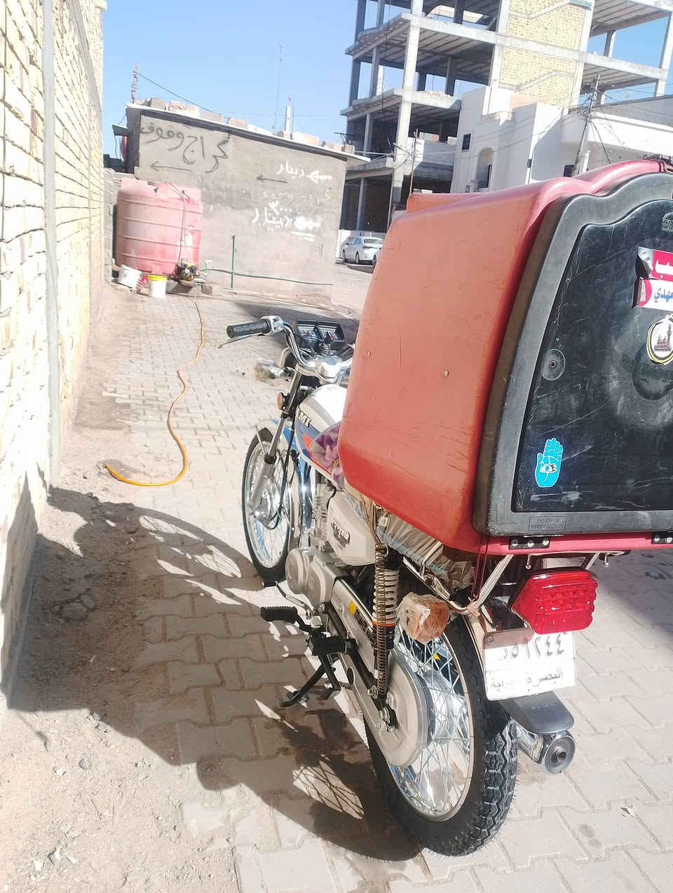 سلام عليكم (لو ما محتاج مابيع الله شاهد)  الله لايحوجكم الاحد..... 
دراجه رقم وسنويه عربي الوحه طاحت قبل يومين مادري وين الدراجه يرادله ترتيب لئهن هاملها الدراجه يرادله غسله وضبضب صارله شهرين من تعمرت الدراجه كلشي مامفتوح بيها كلسي جديد ولدراجه شعله ومعدل طيران كزوز يغرد يخبل نغمه الدراجه سعرها ١٦٥٠ وبيها مجال قليل للشراي لفلوس راح اشيلهن منا انطيهن للدين الله لايحوجكم الاحد ***********
