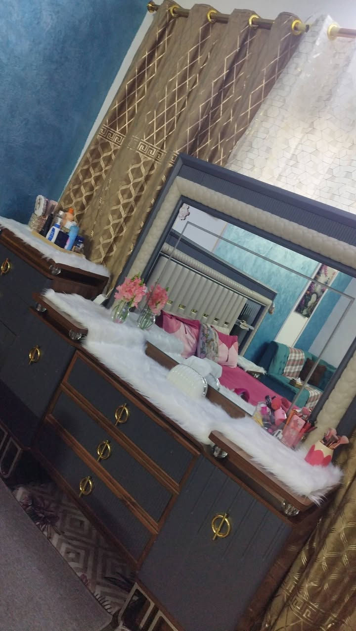 السلام عليكم  بسبب الوعود الكاذبه
غرفه تركيه. 9 قطع الخشب الثكيل. نضيفه اخت الجديده. تجي وتشوف بعينك 
***********
