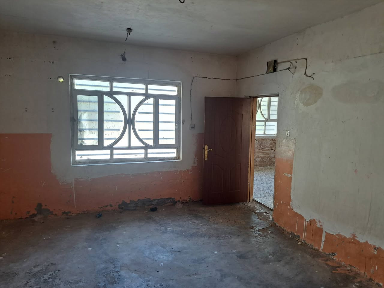 بيت للبيع او مراوس ويرهم اقساط حسب الاتفاق موقعه في عنانة بداية المنطقة ثالث بيت عن شارع  يتكون من غرفتين وصاله ومطبخ وهول ومجمع صحيات داخلي وخارجي مع حديقة مساحه ٣٥٠
