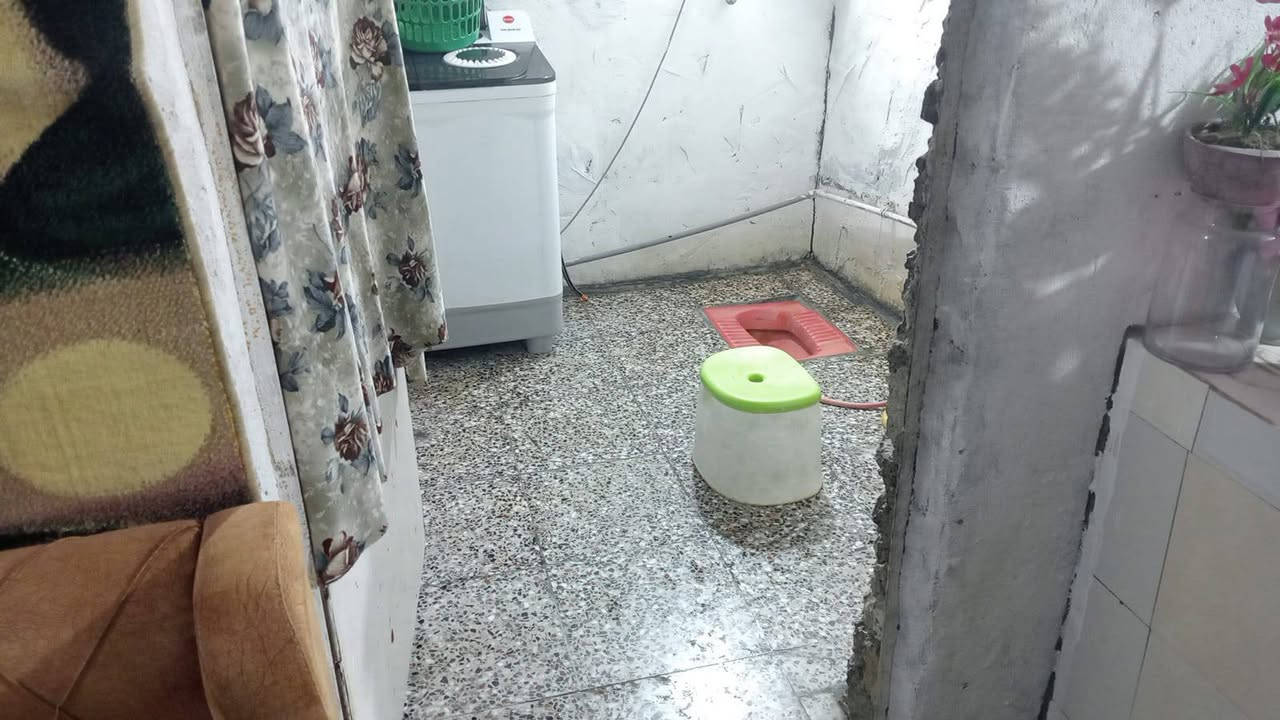 السلام عليكم اخوان بيت بتجاوز ثاني بيت عن شارع مجاري على رئيسي كهرباء كابينه وحده مي على رئيسي يمك مدارس مستوصف محطه مال غاز ونفط كلهن مقابيل بيت بي غرفتين وهول وصحيات ومطبخ حار وبارد وطرمه كلش جبيره سعر15والرقم بي واتساب ***********بيت بالحريه

