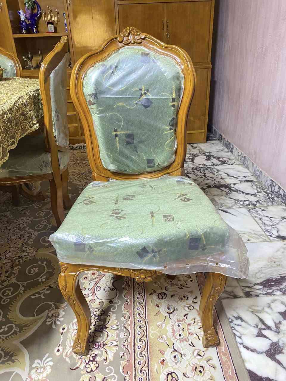 السلام عليكم ..ميز عرض صالات درجة اولى خشب زان السعر ٧٠٠ الف..غير مستخدم تماماً..للاستفسار الاتصال ع الرقم ***********
