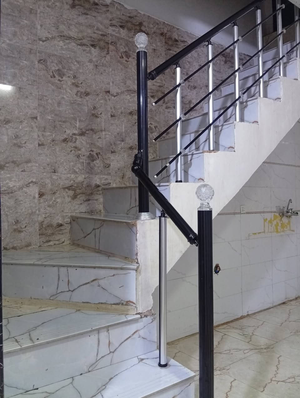 السلام عليكم ورحمه الله وبركاته 
رفع المنشور ببركة محمد وال محمد 🤲 
بيت للبيع مقابل قرية الغدير شارع المطحنه 
عمود 282
المساحه 55متر زراعي سند 25
بناء البيت صب كونكريت الأساس والسقف المحتويات مطبخ وصاله غرفه مكشوفه صحيات 
البيت فارغ ونضيف وجاهز للسكن 
الجيران سنه كاعد يمهم خير من الله يمك معلمه ويمكن محامي ويمك منتسب ويمكن جيران وضاجو من ردت ابيع اختار الجار قبل الدار 
والله يوفق الياخذه أن شاءالله 🤲 
محتويات مع البيت 
تانكي ماء 
كيزر 
مغسله 
خط مولد 
انترنيت منضومه بس روترك تجيبه
حنفيات كامله 
نقط كامله 
كهرباء كامله أن شاءالله 
السعر 22وبيه مجال للشراي  أن شاءالله 
للاستفسار الاتصال او مراسله وتساب 
***********
***********
احمد ابو عباس
