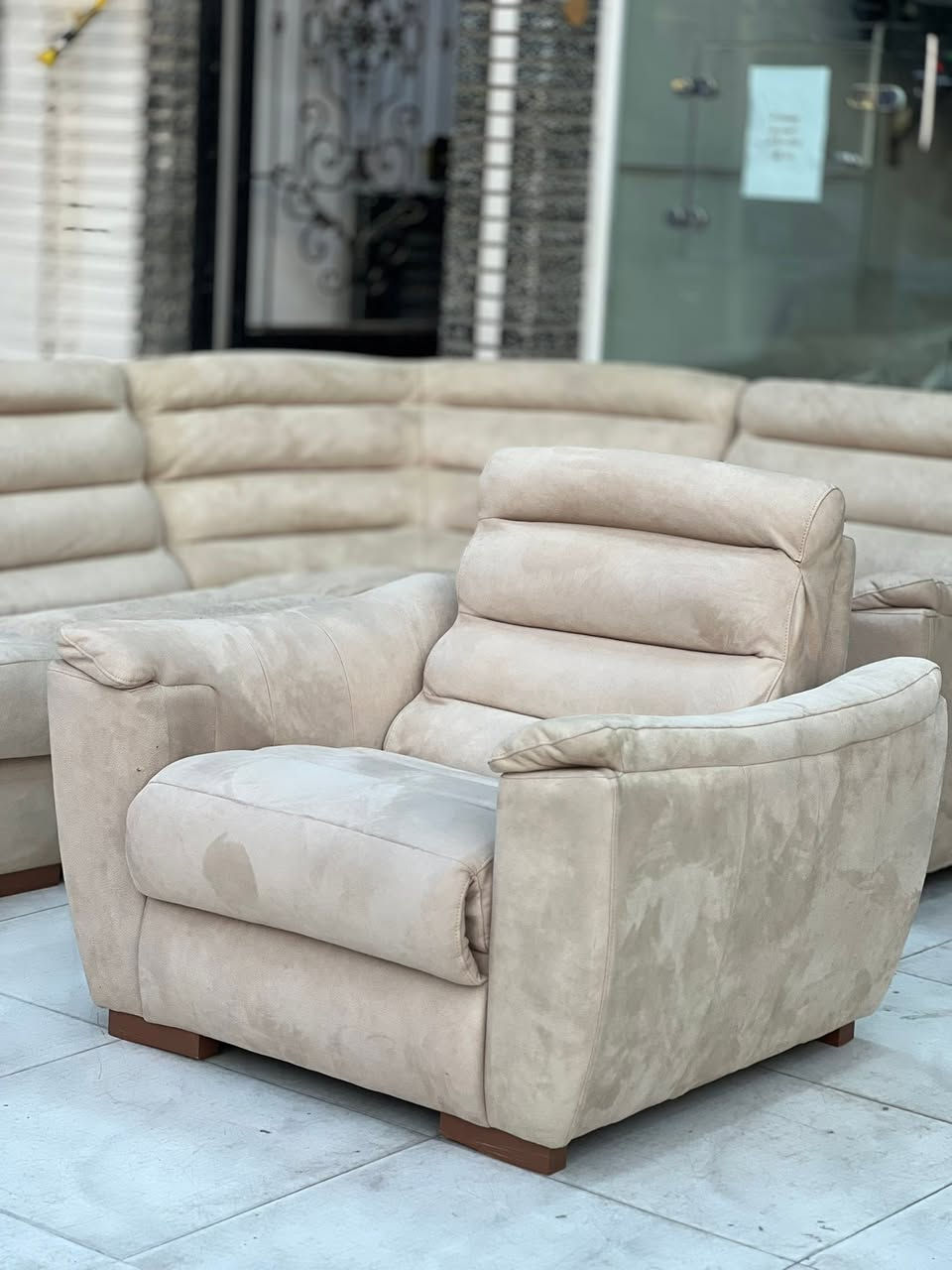 كورنر أمريكي نضافته جيده جدا تصميم مودرن بمقعد طبي سوفت امريكي فول بوليستر بقماش الشامواه وتر بروف لون بيج هيكل خشب  زان طبيعي  قياسات الكورنر ٢٧٠سم /١٩٠سم وكرسي جوكر ١٠٠سم/١٠٠سم  عنوانه اربيل زانكو ٩٩ قرب مطعم كص سنگر يوجد توصيل ل بغداد وباقي المحافظات الأخرى *********** واتساب فقط
