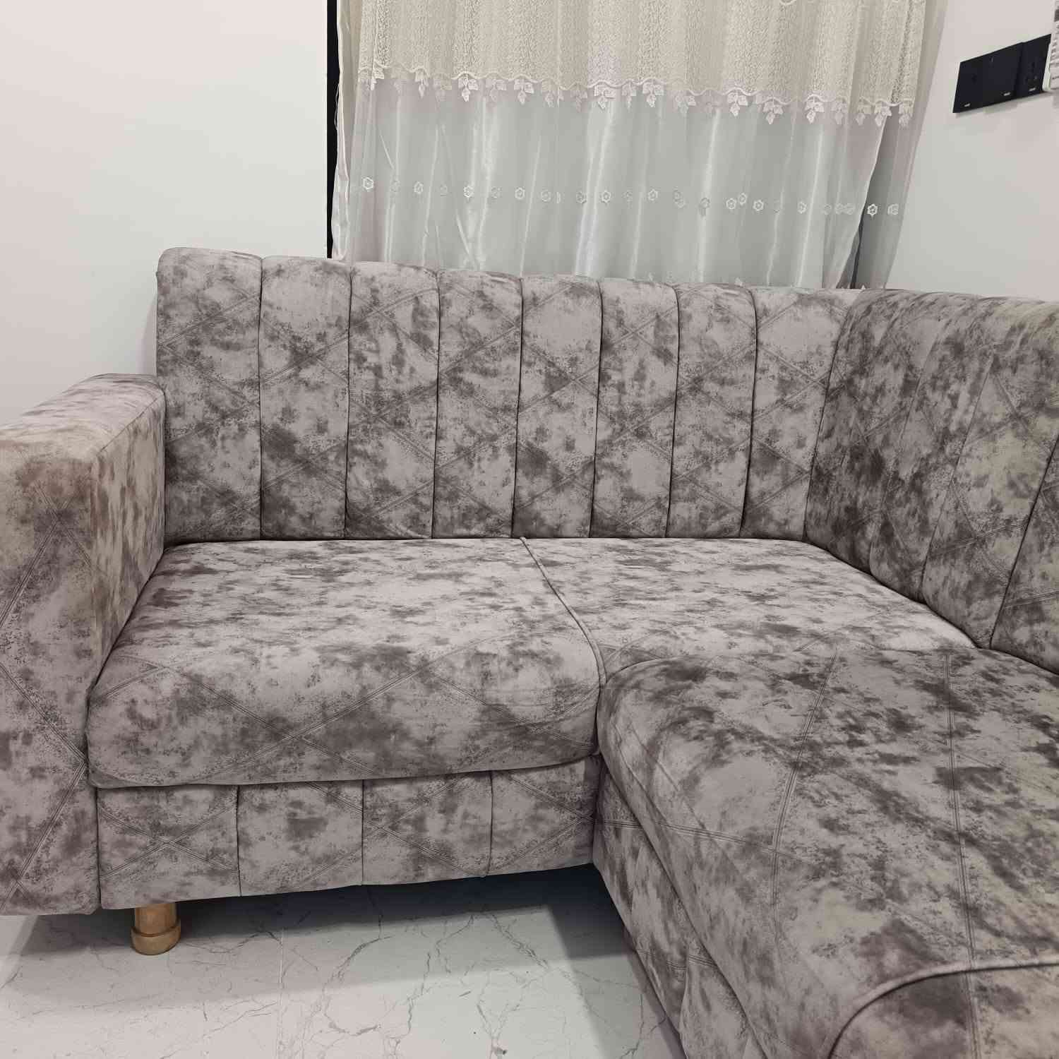 سلام عليكم 
طخم للبيع 5 أمتار ونص ونصف خشب عراقي نوعيه ثقيله و ظهر هم خشب كما موضح في الصوره 
السعر: 350 الف وبي مجال 
العنوان: موصل /حي شرطه
*********** واتساب
