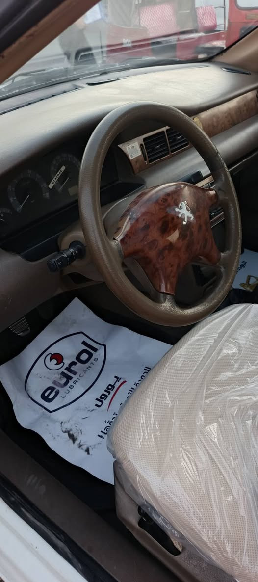 السلام عليكم عندي سمند ابيض ٢٠١١ بيها صبغ جم قطعه رقم بغداد مكينه تجفيت عام كير جيد جدا تخم تاير تبريد شغال ت ***********
