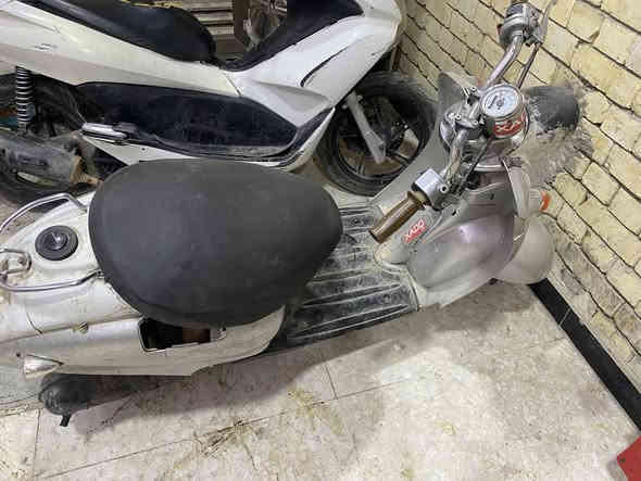 سلام عليكم دراجه كلاسك عبد الحليم مانقصها اي شي فقط كهربايات بصيطه وباتري تشتغل نكره هندر فقط وتعبانات الكفرات مكاني بغداد مدينة الصدر السعر 150 وبيها مجال حك جيه موجود اي وقت مازنجر واتساب ***********
