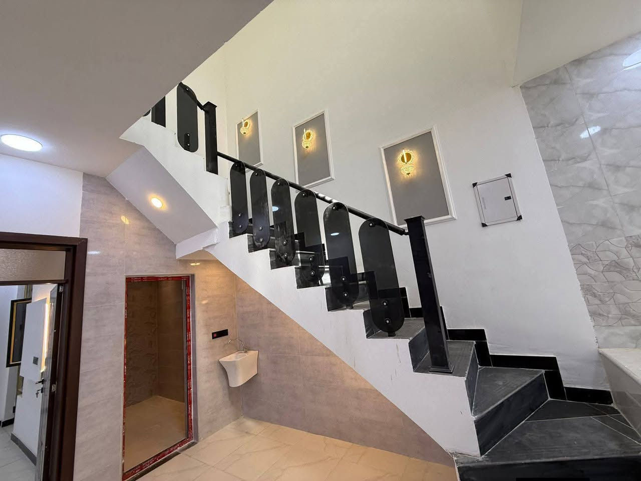 السلام عليكم 🏠 يوجد بيت مساحة 100م طابق واحد واجهه6.25م -نزال 16م  ( • السعر قابل للتفاوض)

يحتوي البيت 1غرف نوم كبار واسعة -2حمام -مطبخ -حولي مفتوح الصالة - منو ر-ييتونه كبيره 

-شغل درجه اولى بديكور مغربي

نوع العقار سند 25 طابو زراعي

الموقع/الدورة البوعيثة مجمع العدل لاول 

للاستفسار***********وتساب
***********
