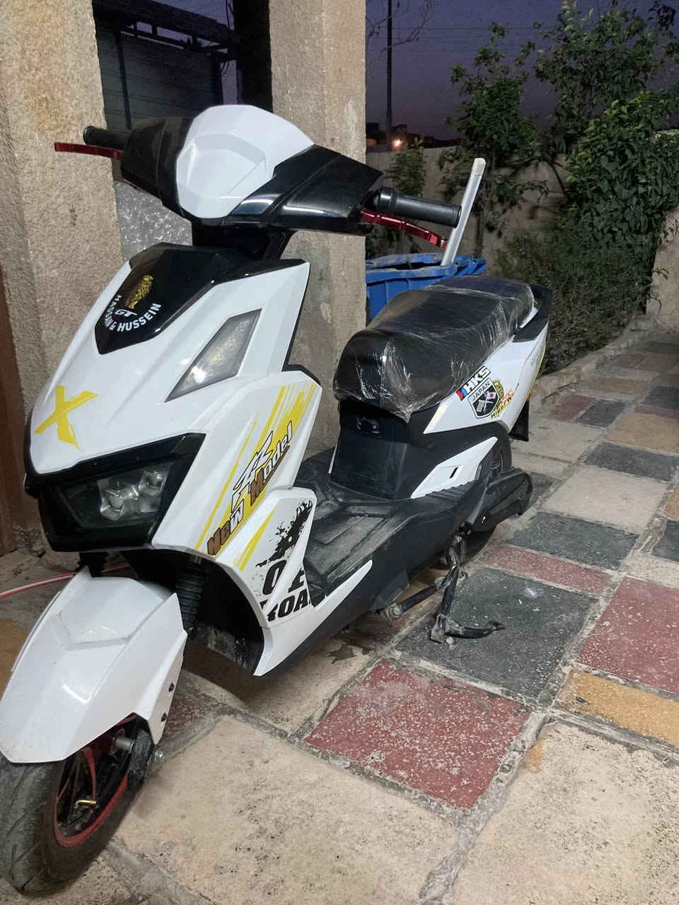 السلام عليكم دراجه شحن للبيع دراجه نظيفه و كلش حلوه كفاله عامه الدراجه شوفن عينك بيها هواي مواصفات مثبت سرعه ويل جبير ست بطاريات كباررر بريك هايدروليك و لايت لد ابيض و اشاير يمنه يسره  السعر 650 و بيها مجال 
مكاني بغداد البياع 
للاستفسار ***********
