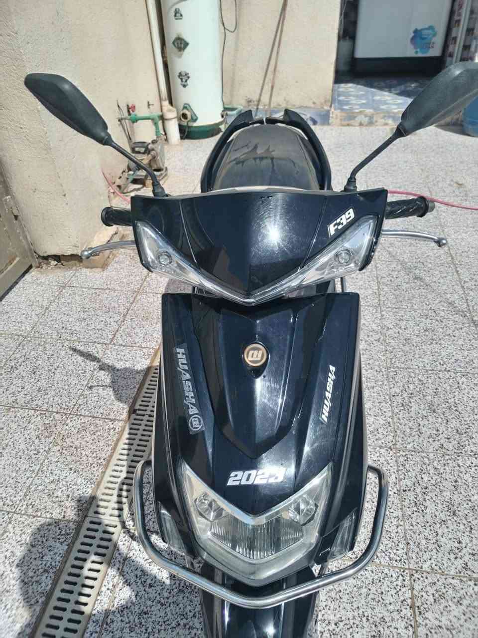 سلام عليكم دراجه للبيع موديل 2023 طالعه 2024 كلش نضيفه برغي مامفتوح بيه السرعه ١٢٠ التصال الرقم *********** سكنس
