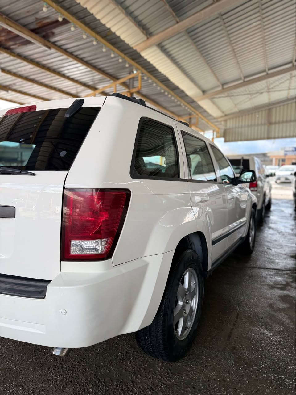 جێب لاریدۆ ٢٠٠٨
نمونە لەجوانی
تووڵ و بلاجکتۆر 
کامێراو شاشە ئایپاد
گێرو مەکینەو ئەکسل بەشەرت
سەنەوی بەسەرنەچوە
سۆنەرم داناوە

١٠٧ گەلاو کەمێک معامەلە
***********
*********** ڤایبەر السليمانية, العراق
