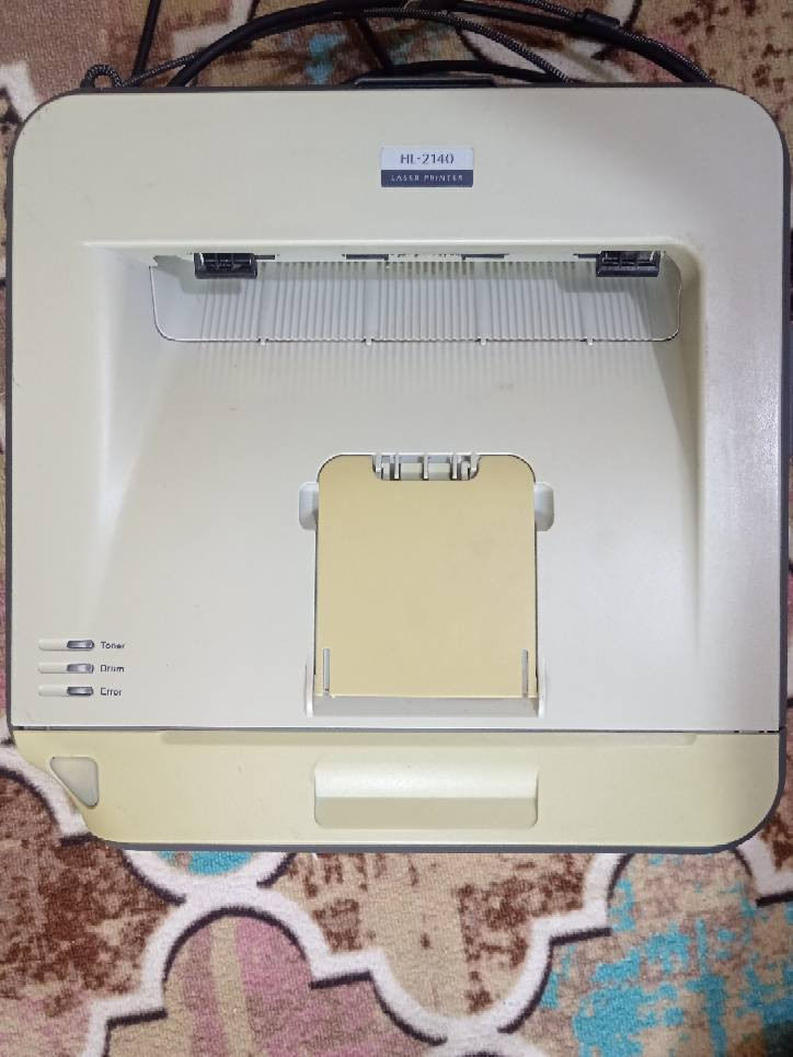طابعة للبيع Brother HL-2140 ليزر  أحادية اللون (أبيض وأسود) مدمجة وموثوقة، مثالية للاستخدام المنزلي والمكاتب الصغيرة. 

أهم مواصفات طابعة Brother HL-2140:
نوع الطباعة: ليزر، أبيض وأسود فقط.
سرعة الطباعة: تصل إلى 22 صفحة في الدقيقة (A4) / 23 صفحة في الدقيقة (Letter).
دقة الطباعة: تصل إلى 2400 × 600 نقطة لكل بوصة (HQ1200).
سعة الورق: درج تلقائي يتسع لـ 250 ورقة، بالإضافة إلى فتحة تغذية يدوية للأظرف والورق السميك.
التوصيل: منفذ USB (لا تدعم الواي فاي أو الإيثرنت بشكل تلقائي).
التصميم: مدمج وصغير الحجم، مناسب للمساحات المكتبية الصغيرة.
وقت خروج أول صفحة: أقل من 10 ثوانٍ.
التوافق: تعمل مع أنظمة ويندوز وماك. 

المميزات الرئيسية:
سريعة وفعالة: طباعة نصوص ورسومات بجودة عالية وبسرعة مناسبة للمهام اليومية.
اقتصادية: تتوفر خراطيش حبر عالية الإنتاجية (Toner) لتقليل تكلفة الطباعة كربلاء, العراق


**إذا كنت صاحب هذا الإعلان وتريد حذفه لأي سبب، رجاءا أرسل رسالة إلى الدعم الفني**