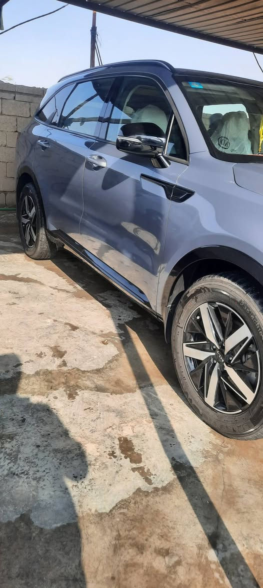 السلام عليكم سورنتو٢٠٢٣ امريكي انا مستورده بيه بس دعاميه وبنيد بدون صور الحادث موجوده دواخل سياره فول مواصفات مكينه2500 تنفس طبيعي ماشيه 52500 رقم بغداد بسمي السعر 260$ ورقه وبيه مجال العنوان السياره بالشطره *********** وانا خادم
