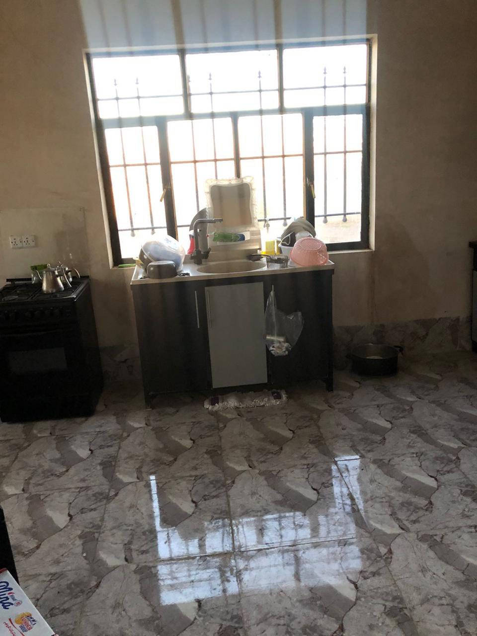 السلام عليكم ورحمة الله وبركاته مزرعة للبيع مساحتها ١٠٠٠ م تحتوي على بيت فول مواصفات والبيع مع اثاث البيت كاملا العنوان كركوك مقابل المعارض الجديدة على طريق الحولي للاستفسار والطلب الاتصال على الرقم ***********. السعر ٥٥ مليون وبيها مجال
