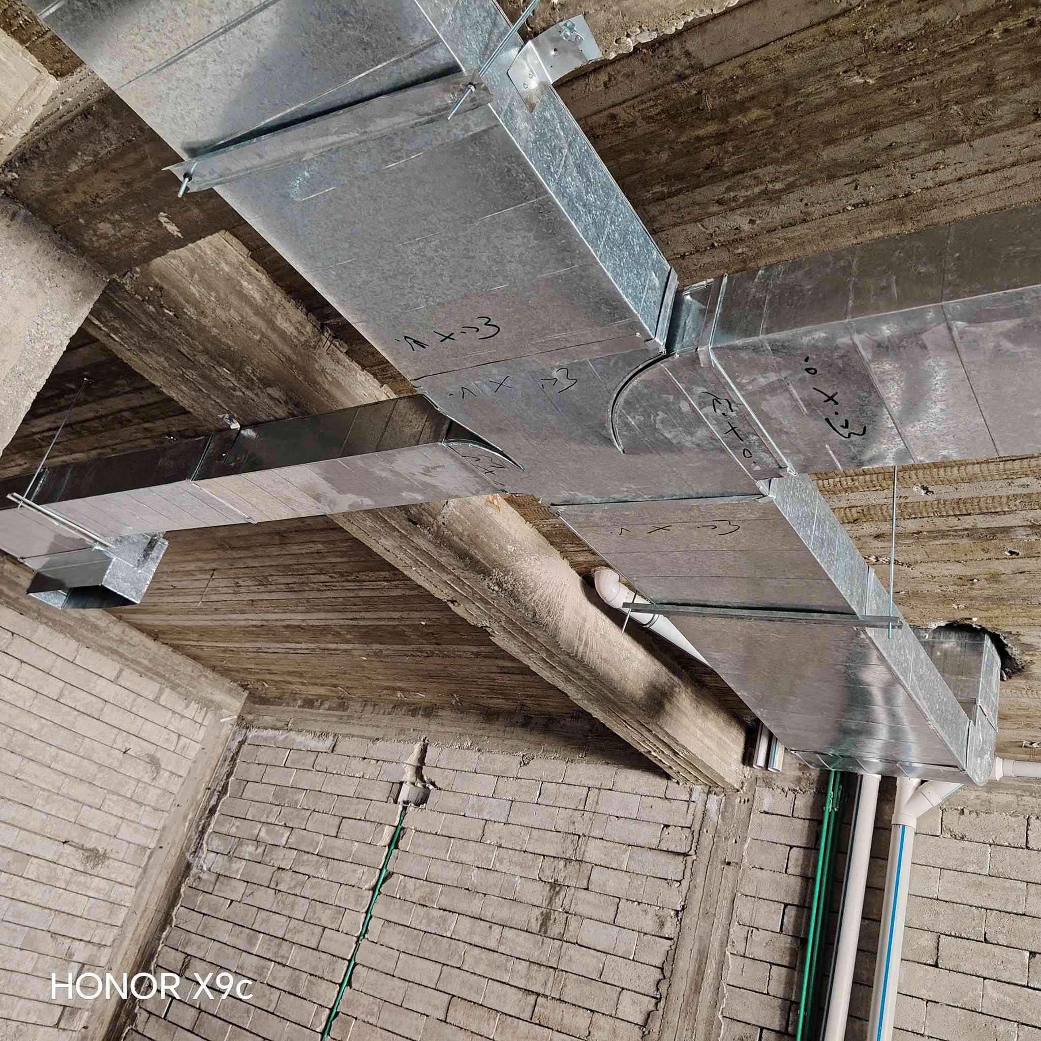 دكتات تبريد مركزي  مجاري هوائيه
شغل شرط هندسي وتوزيع الهواء بالتساوي وسليكون لمنع التسريب وتثبيت سيبورتات
#مهندسين #مقاولين #بناء #دكتات
***********
***********
