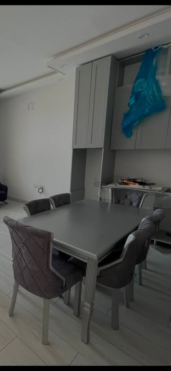 ميز طعام
للبيع

السعر ماخذتها ب ٨٠٠ ابيعها ب ٢٠٠ وبيه مجال 

٦ كراسي  الميز خشب رصاصي 

رقم ***********
