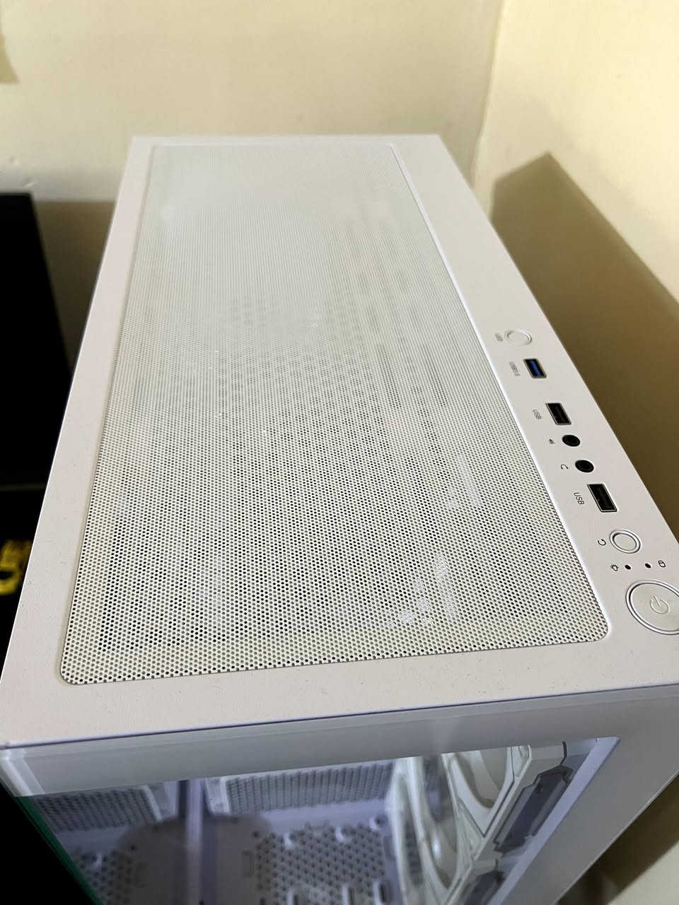 السلام عليكم ، PC كامل ويا الميز والموس والكيبورد مستخدم شهر ، نظافه 100% تجي للبيت يمي تفحصه بالكامل ، سبب البيعه عندي زواج والله يتممها ع خير 

مواصفات البيسي:
كرت الشاشه 4060Ti 8GB 4FAN
المعالج i5 14400f
المذر بورد Msi Pro 760m-e DDR5
M.2: 512GB GEN4 5000/s
PSU: 650W BRONZE 80%
RAM: 2x8 16GB 6000 KINGSTON DDR5
مثل ما موضح عدكم بالصور ، كل قطعه بالبيسي وياها الكارتونه مالتها ، 

مواصفات الشاشة:
MONITOR RAPTOR
24-INCH
FHD-(1920X1080)
REFRESH 180HZ
PANEL FAST IPS
RESPONSE 1MS

السماعه:
ARROW PRO CARBON موضحه عدكم بالصوره 

يوبي اس اونلاين
CARBON UPS
1KV-ONLINE
اليوبي اس جديد ونظافه ميه بالميه مستخدم اسبوع فقط
وباقي التفاصيل موضحه عدكم بالصوره ، البيسي متكامل ونظافه ميه بالميه 
السعر مليون و 900 وقابل للتفاوض 
البيع مستعجل


**إذا كنت صاحب هذا الإعلان وتريد حذفه لأي سبب، رجاءا أرسل رسالة إلى الدعم الفني**