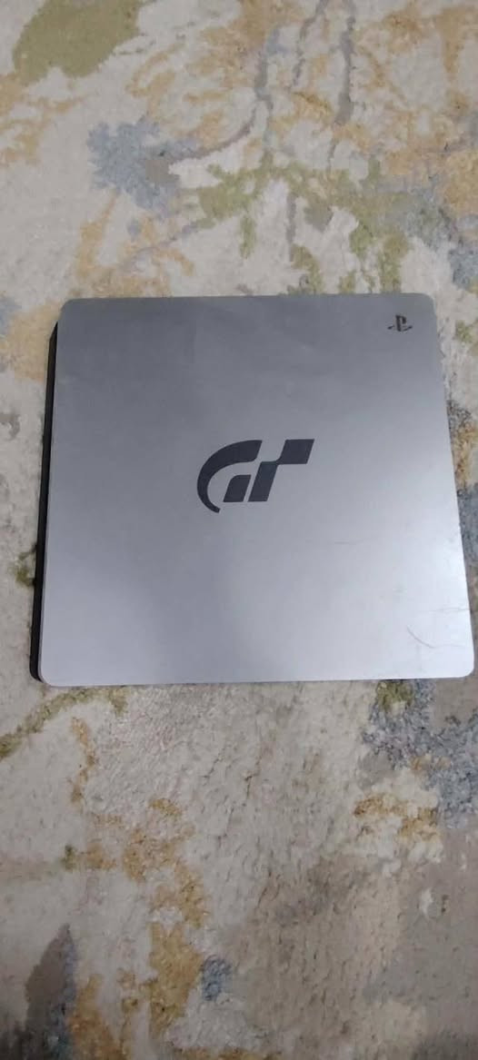 بلي 4سلم ما مستخدم شهر فقط كامل ملحقاته.جوستيك 1.كيبل شاحن اصلي . الجوستيك ما مستعمل بس سبوع جديد .سعر 250قفل 230 رقم ***********
