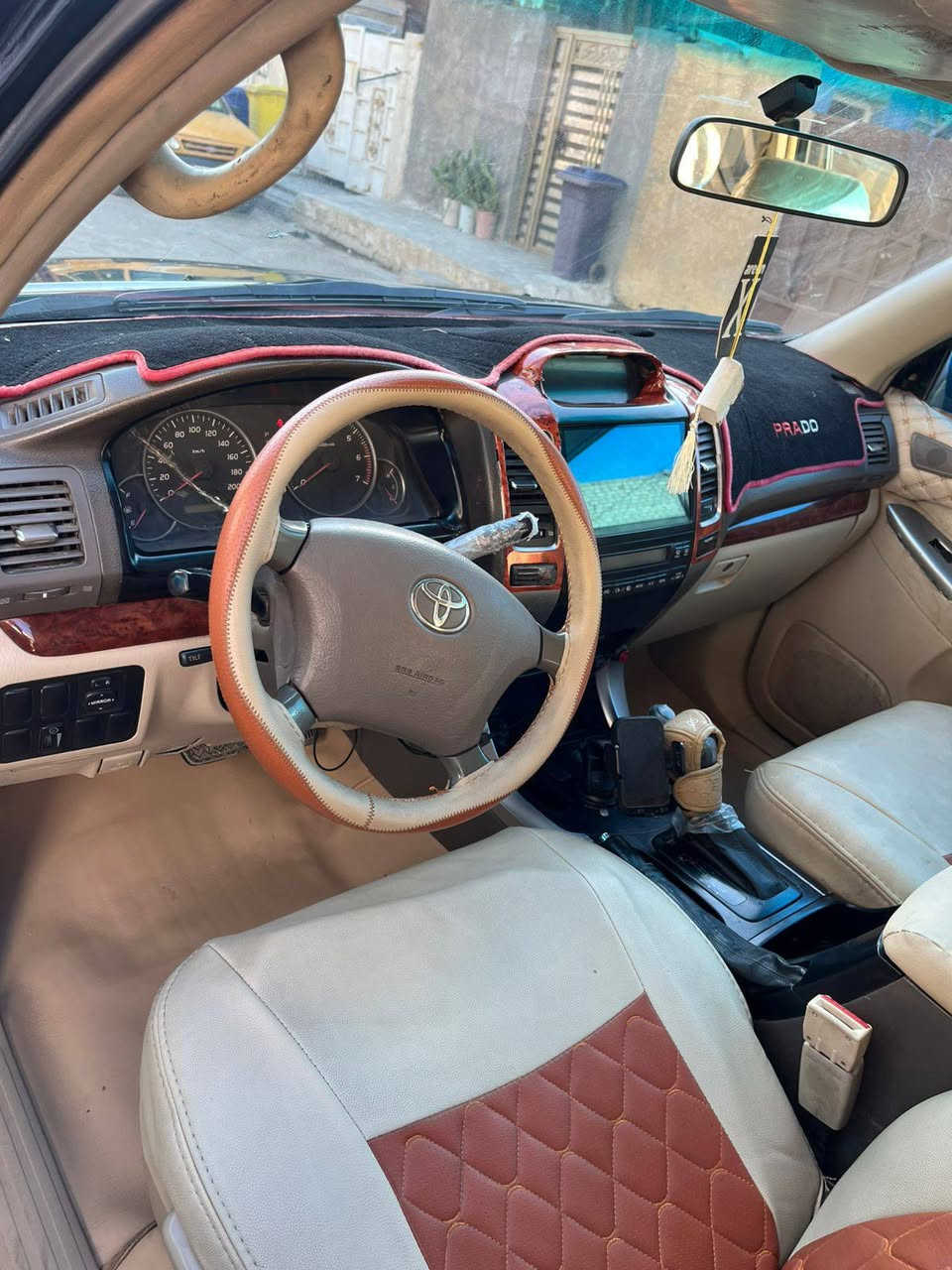 للبيع: تويوتا لاندكروزر برادو (Prado) 🇯🇵
المواصفات والتفاصيل:

نوع السيارة: تويوتا برادو (الجيل الثالث الشهير بمتانته).
الموديل: 2003  (محدثة 2007).
اللون: زيتي ملكي (شبه غامق).
الحالة الخارجية: مظهر محدث مع إضافات جمالية (لحية أمامية LED، سبويلر خلفي، زوائد "تنفيخ" جانبية).

المميزات:
دفع رباعي 4x4 شغال وجاهز للصعاب.
غرفة داخلية نظيفة (كراسي جلد بيج).
إطارات (ويلات) بلادية نظيفة.
ملصقات Prado الجانبية وغطاء إطار احتياطي بتصميم حديث.
تبريد ثلج وجاهزية تامة من الناحية الميكانيكية.
السعر والمعلومات:
السعر: 120 ورقة (12,000 دولار) وبيها مجال للطيبين للشراي.
الموقع: بغداد - الزعفرانية.
للتواصل والاستفسار: ***********
