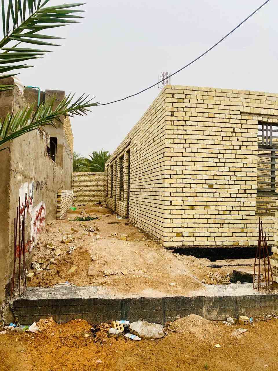 هيكل 200 متر
بناء درجه اولى طابوق نهروان
رباط وبتلو وزفت درجه اولى 
الحديد توصا حديد ثقيل 
يحتوي على ثلاث غرف نوم و مطبخ و هول و واستقبال 
السعر 44 مليون
مكتب العراق 
*********** النجف, العراق
