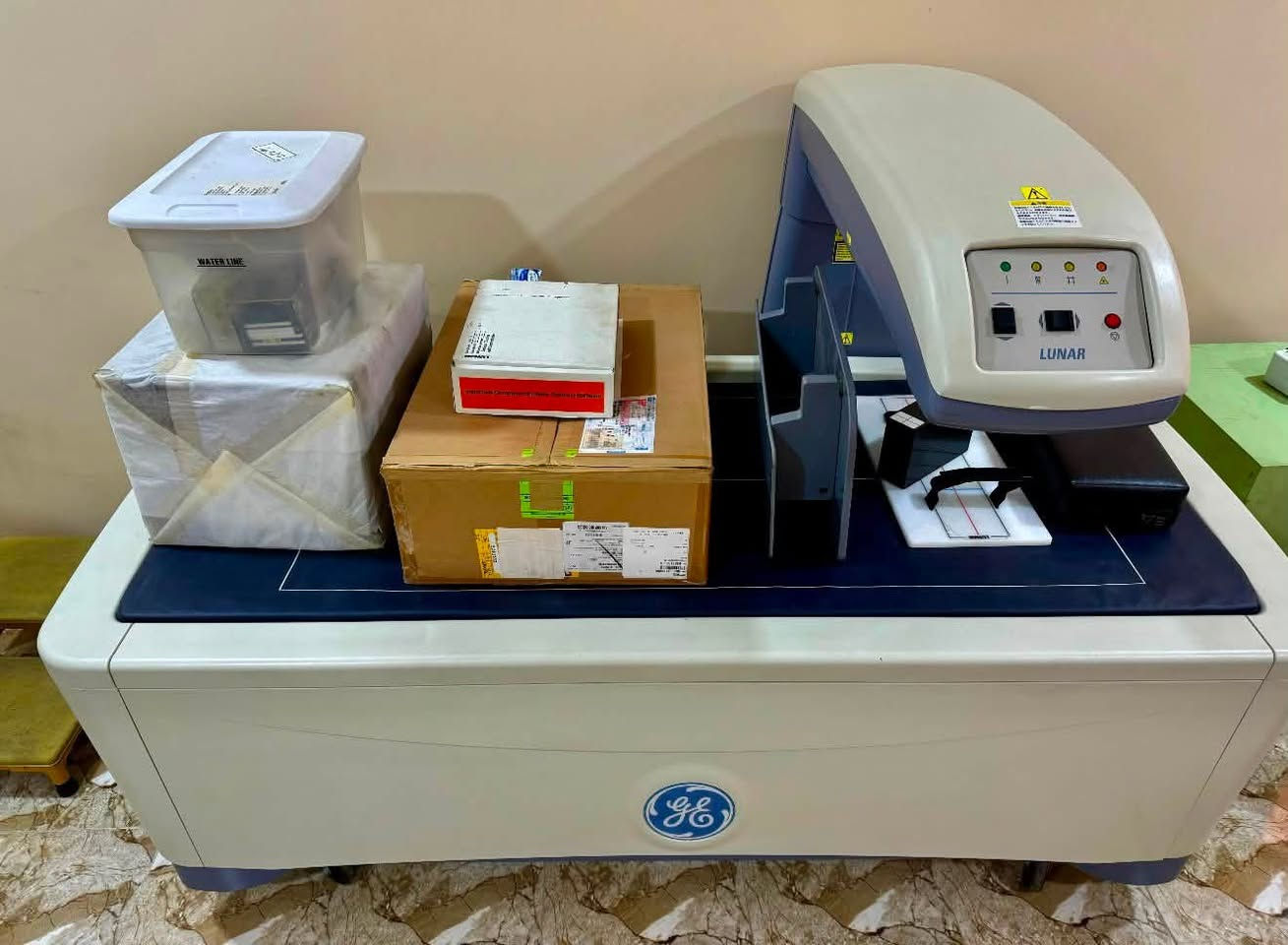 يتوفر للبيع جهاز GE Lunar DEXA Bone Densitometer بحالة ممتازة، الجهاز شغال وجاهز للعمل، مناسب للمستشفيات، مراكز الأشعة، والعيادات التخصصية.

مواصفات الجهاز:

* ✅ الشركة المصنعة: GE Healthcare
* ✅ النوع: Lunar DEXA Bone Densitometer
* ✅ الحالة: يعمل بكفاءة وجاهز للاستخدام
* ✅ يشمل الكمبيوتر والملحقات
* 📍 الموقع: بغداد – العراق

للمهتمين يرجى التواصل على الخاص أو واتساب.***********
السعر: قابل للتفاوض للجادين فقط

