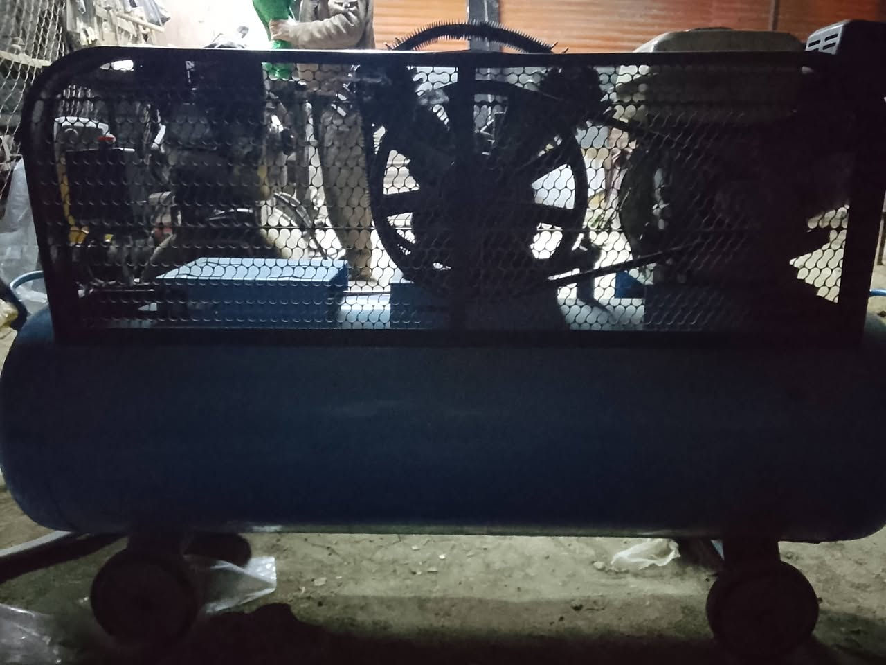 سلام عليكم عندي هاي الكمبريسر للبيع 150 لتر السعر 300
***********
