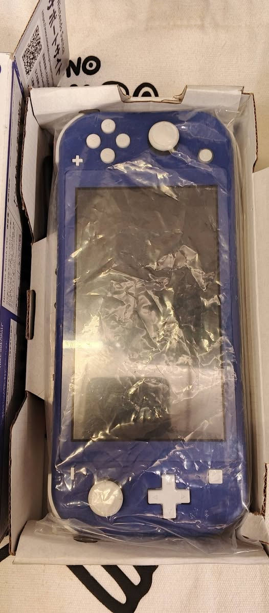 نينتندو سويتس لايت مهكر قطعة نظامين اونلاين و اوفلاين 
مع ذاكرة 256 كيكا مليئة بالالعاب كما موضح بالصور 
استعمال قليل نظافة 99 بالمئة ومكفول من كافة المشاكل والاعطال 100 بالمئة 
السعر النهائي 210 الف 
توصيل بغداد 5 الاف وباقي المحافظات 6 الاف 
للتواصل ماسنجر خاص او واتساب او الاتصال 
***********
