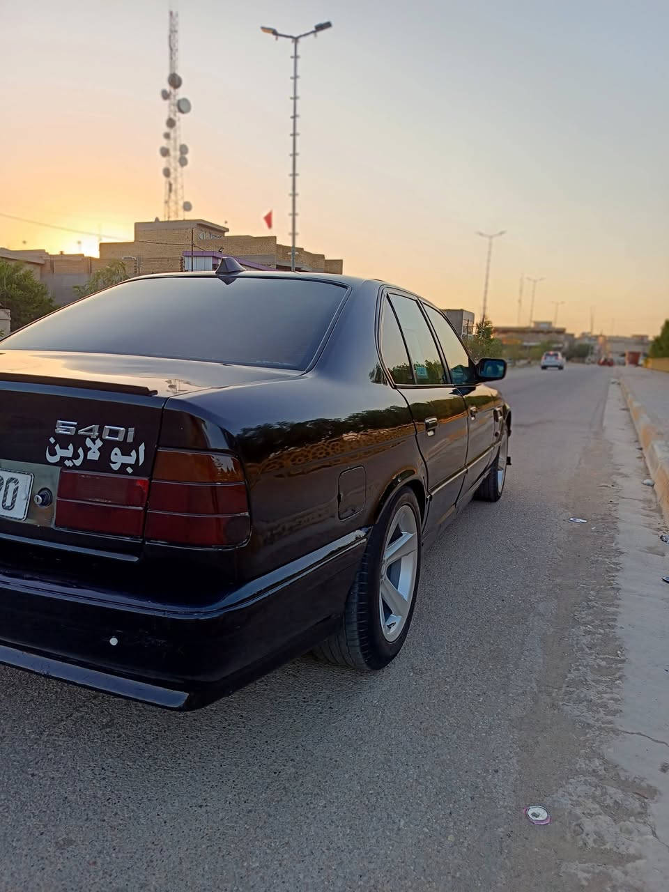 اسلام عليكم BMW موديل 91 حجم 535 رقم واسط بسمي تحويل ثاني يوم لون اسود تعمير جديد كدام عينك واحله من الصوره الله شاهد السياره بس بك مترجع بس هاايي نقصه مترجع بك والتبريد بس غاز السيارة خير من الله ترايك للبصرة السعر 46 وبيه مجال للطيبين واذا اكو مراوس هم عادي  وبالعافية عل ياخذه الي تعجبه ينتصل ويشلع اعيوني الرقم ***********
