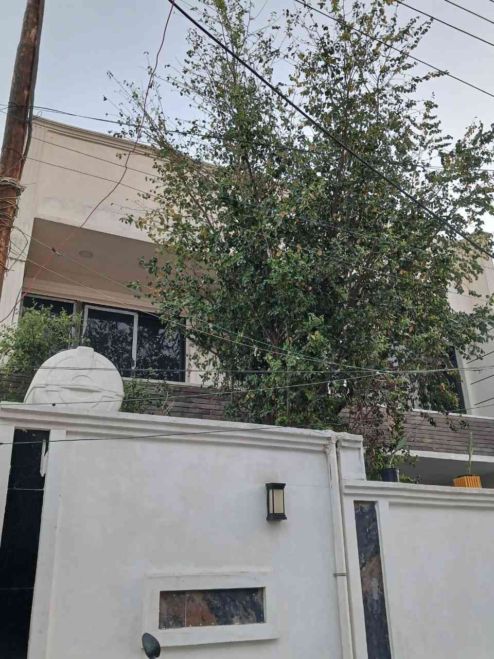 🏡 دار للبيع – موقع مميز في بغداد / الكرخ
📍 العنوان: الكرخ/ شهداء البياع / الرفاق الثانية
قرب شارع المضخة الأول
🔹 تفاصيل العقار:
المساحة: 200 متر مربع
الواجهة: 10 متر
النزال: 20 متر
ناصية (موقع مميز)
🏠 مواصفات الدار:
(4 غرف نوم كبيرة/صالة /هول داخلي/مطبخ حار /مطبخ بارد (كبير)/3/صحيات/منور/كراج/حديقة/سطح عالي)
✨ المميزات:
90% من البناء حديث (2024)
موقع ممتاز ومرغوب
أبواب صاج
محجر درج زجاج أسود
أرضيات بورسلين إسباني
بناء ممتاز

📞 للاستفسار:
***********
📲 متوفر واتساب
... ملاحضه تم تنزيل سعر عن سعر سابق.
#عقارات #عقار #عقارات_بغداد #بغداد #الكرخ #العراق #دار_للبيع
