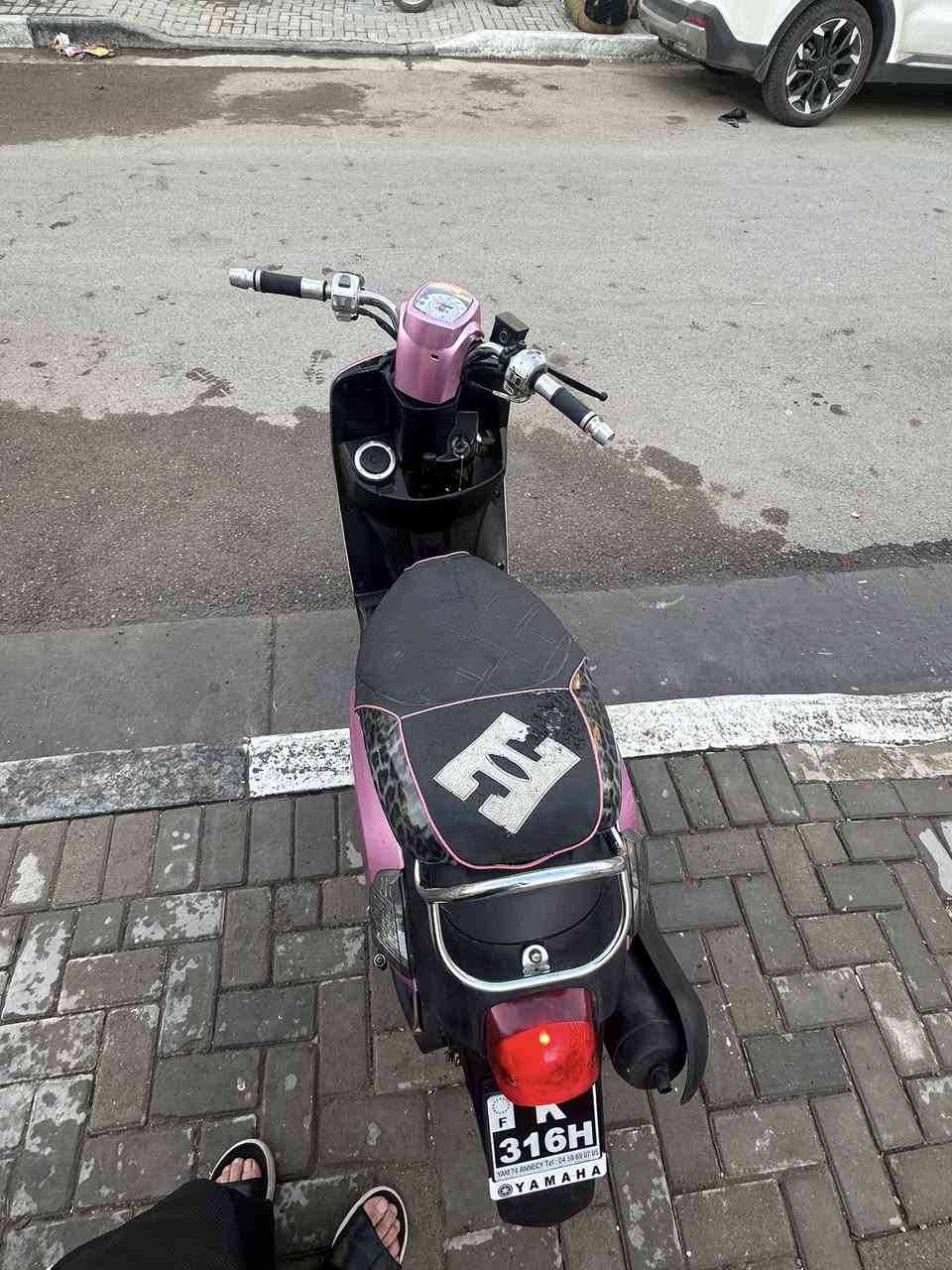 السلام عليكم دراجه بوليس للبيع شغاله نكره سلف كابريتر دراجه خير من اللّٰه السعر 650 وبيها مجال العنوان البياع سوق رضا ***********
