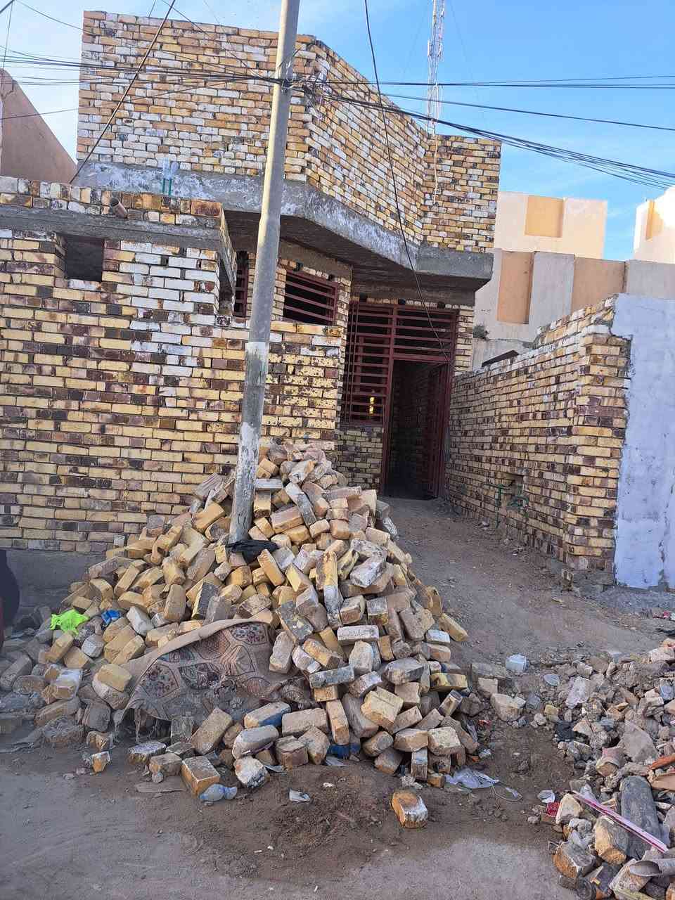 هيكل للبيع كامل مجاري ومي وسكف مسلح المساحه 110 موقع هيكل مقابل مدرسه العراق ثالث بيت عن شارع الرئيسي بناء حديث 2026 للتواصل عل حساب او عل الرقم ***********
