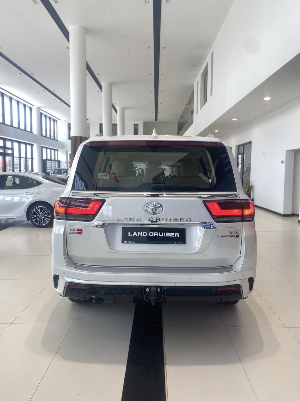 السلام عليكم 
لاندكروزر vx high limited 25 زيرو للبيع 
زيرو مماشيه 
محرك 4000/V6 تنفس طبيعي 

• مقاعد جلد.
• تدفئة المقاعد الأمامية.
• تبريد المقاعد.
• فتحة سقف.
• صندوق تبريد في الكونسول الوسطي (ثلاجة).
• أضواء داخلية.

• شاشة كاميرا بانورامية.
• شاشات عرض للمقاعد الخلفية.

• نظام التحكم التكيفي بالسرعة (رادار).
• نظام سلامة تويوتا 

للاستفسار عن السيارة التواصل عبر الرقم التالي
***********
