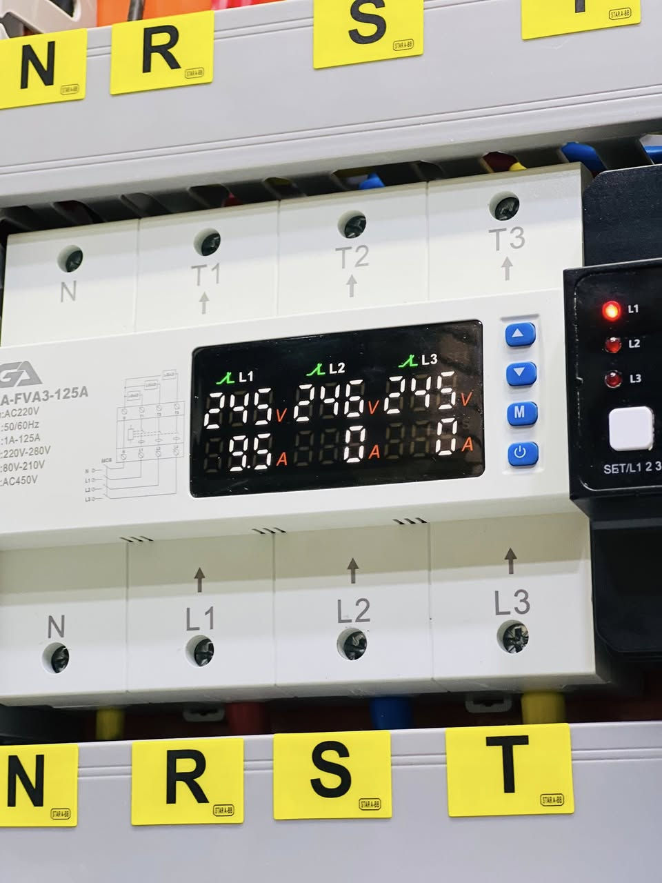 احد اعمالنه تقفيل منزل مساحه 200 المواد المستخدمه اسلاك الفنار سويجات توسان بدي روذر جهاز الحمايه شركه المحور الذهبيه القواطع Mcb و rccb من شركه ABb جهاز التحويل من شركه توسان 
نبدي وياك من الصفر☺️

وننتهي وياك عند التشغيل😎

#خدمات كريم الزيدي ...فريق متخصص بالتأسيسات الكهربائية 

نقدم لك الاتي:

1️⃣ مخطط كهرباء مناسب لخريطة البناء وبما  يتيح ان تكون هناك اريحية في مجال توزيع النقاط

2️⃣(اهم خطوة )خبرة في مجال نشر خريطو كهرباء السقف 

3️⃣ نتكفل بتمديد عبارات السبالت،المفرغات و الصاروخيات، الانترنت الكاميرات، وشبكة الستلايت

4️⃣ تسقيط خريطة الكهرباء باشراف كادر مختص 

5️⃣ في مرحلة النزالات نقدم لك خدمة حفر الجدران باستخدام الكوسرة  والوزن باستخدام جهاز ليزر

6️⃣ ربط نهايات الاسلاك ب وصلات ربط(بوتلس)

7️⃣ واللي يعرفنه ..الحمد لله انقدم استشارات كهربائية و نصائح صحيحة و مجانا 

للطلب والاستفسار 
***********☎️

#ذي قار  ناصريه
