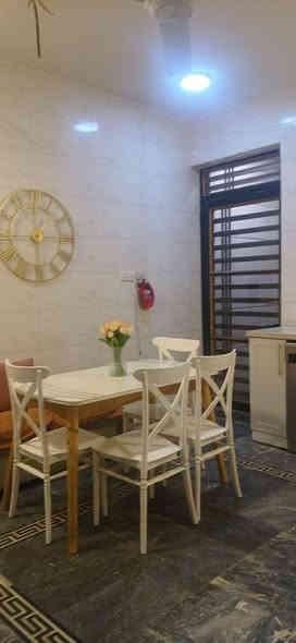 سلام عليكم دار للبيع مساحة ٢٠٠م الواجهه ١٠م نزال ٢٠م جكوك من جهة الكاظمية يحتوي على مطبخ و صالة استقبال + حمام ضيوف + غرفتين نوم + حمام + صالة الحولي 
الطابق الثاني يحتوي على أربعة غرف نوم + حولي + حمام  
السعر ٧٥٠ مليون 
الرقم :: ***********
