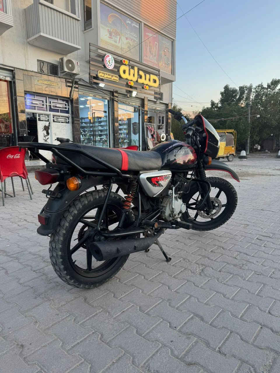 سلام عليكم دراجه بوكسر للبيع مديل 21  مرقمه رقمه نكليزي بغداد مجفته جديد كله جديج وصلي مال شركه وين متريد وديه وفحص بي مكان تايرات ثنين جدد كهربايات كله شغاله دراجه نضيفه مال شغل ما ناقصه شي سعر 1700 وبيه مجال مكاني ام لكبر ولغزلان ما متواجد عله لفيس ***********
