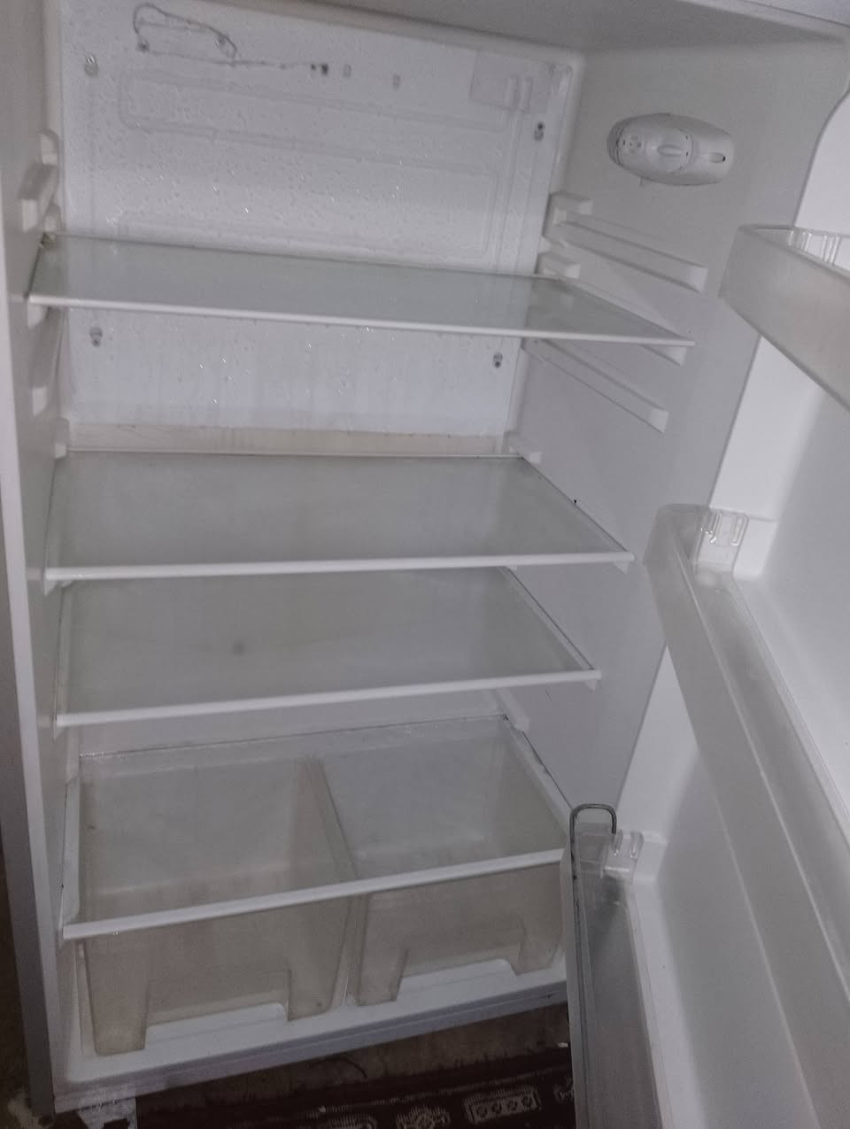 السلام عليكم ثلاجة للبيع
السعر 250 ألف وبيها مجال قليل هـ ***********
