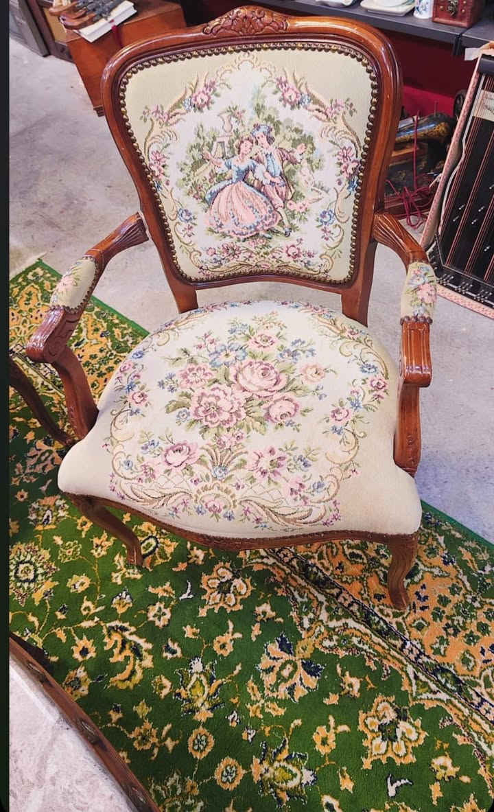 تخم نصفي فرنسي نادر قديم جدآمحل سليمانيه سروري توصيل موجود وات ساب ***********
