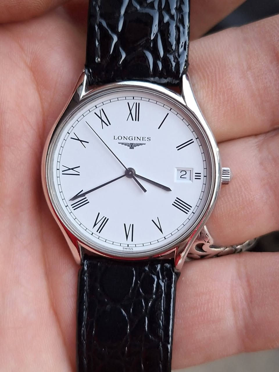 ساعة Longines Lyre (لونجين ليرا)، وهي جزء من مجموعة "Les Grandes Classiques de Longines" السويسرية العريقة. تتميز بتصميم كلاسيكي بسيط مستوحى من شكل آلة القيثارة (Lyre) ..خااص.حبي .


**إذا كنت صاحب هذا الإعلان وتريد حذفه لأي سبب، رجاءا أرسل رسالة إلى الدعم الفني**