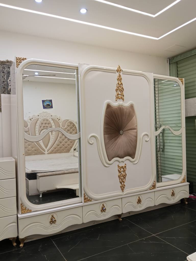 غرفه النوم ملكيه للبيع اخو جديد شرط النظافه 100% غرفه كامل حلوه خشبه درجه اولى 9 قطع سعرها رقم اي استفسار يراسل صفحه او يخابر على رقم *********** مكان كركوك كركوك, العراق
