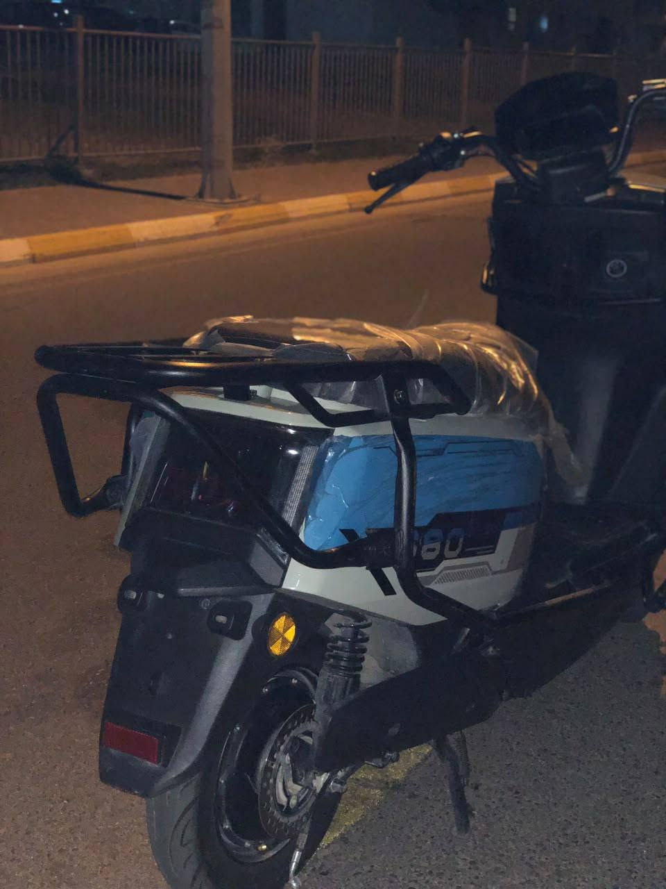 السلام عليكم دراجة كهربائية للبيع بسعر 700 الف وبيها مجال قليل
مواصفاتها

    * إنارة قوية للاستخدام الليلي.

    * تصميمها يعطي شكل هجومي يشبه “العيون”.

* واقي أمامي (Crash Bar)

    * يحمي الواجهة من الصدمات الخفيفة.

    * يفيد عند الاصطدامات البسيطة أو عند إيقاف السكوتر.

* زجاج أمامي صغير

    * يخفف اندفاع الهواء على السائق.

    * يعطي مظهرًا رياضيًا.

* تصميم رياضي

    * اللون الأبيض مع الخطوط السوداء

� المحرك: بين 1000 و2000 واط.

* ⚡ البطارية: 60V أو 72V.

* 🚀 السرعة القصوى:45-80كم/س

* 🔋 مدى السير: حوالي55–80 كم بالشحنة الواحدة.

* ⚖️ الحمولة: بين 150 و200 كغ

للاتصال على الرقم فقط واتساب ***********
