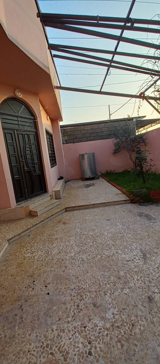 السلام عليكم ورحمة الله وبركاته 
دار للبيع / بيع مستعجل 
الموقع القوسيات قرب جامع المقتدر طريق الرجوع من شارع دهوك مقابل معمل غاز الغانم 
المساحة ٢١٥ متر 
ارض زراعية بيها وصل بلدية 
طابو الزهور /يشمل
غرفتين نوم هول واسع 
واستقبال 
ومطبخ حار وبارد 
صحيات داخلية وخارجية 
حديقة 
السعر ٨٥ مليون 
للإستفسار الاتصال على الرقم ***********
