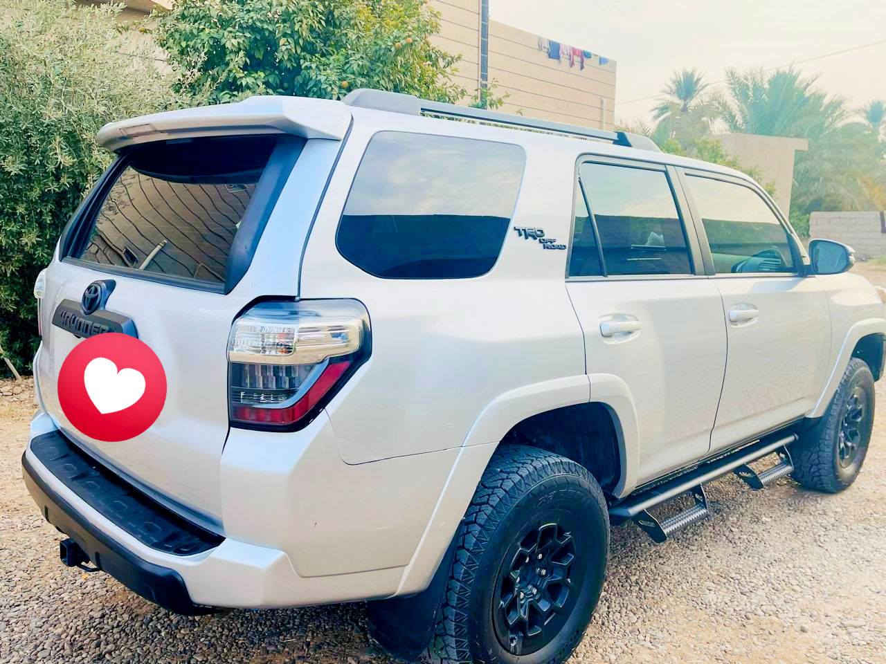 سلام عليكم /فور رنر موديل 2023 رقم صلاح الدين دولي بسمي TRDبلاد معروفه مواصفاتهه المحرك والأداء:
المحرك: 4.0 لتر 
 (تنفس طبيعي).
القوة: 270 حصان.
عزم الدوران: 377 نيوتن.متر 
ناقل الحركة: أوتوماتيكي من 5 سرعات.
نظام الدفع: رباعي  أو خلفي 
القدرة على القطر: تصل إلى 5000 رطل (حوالي 2268 كجم).
التصميم الخارجي:كلاسك
مصابيح 
 أمامية وخلفية قياسية
التصميم الداخلي والتقنية:
شاشة نظام معلوماتي وترفيهي مقاس 8 بوصة تدعم 
شاشة عرض معلومات للسائق.
مقاعد جلد مع ميزة التدفئة والتهوية.
فتحة سقف.
نظام التحذير من مغادرة المسار.
نظام الكبح التلقائي في حالات الطوارئ.
مراقبة النقاط العمياء.
كاميرا خلفية.
قدرات الطرق الوعرة:
نظام اختيار التضاريس المتعددة (Multi-Terrain Select).
نظام الزحف (Crawl Control).للستفسار من صاحب السياره ***********
