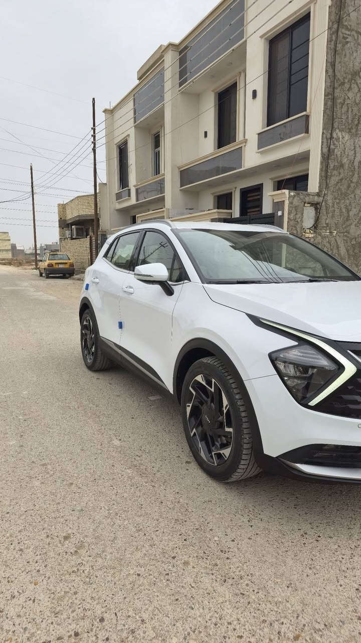 السلام عليكم ورحمة الله
يا سبورتج موديل 2023 خليجي وكالة الدولية ماشية 51 الف كيلو رقم بغداد الجديد بأسمي تحويل مباشر....
مكفولة من الصبغ والحادث والتبديل والبارد.... 
بصمة أبواب وتشغيل وتشغيل عن بعد شاحن وايرلس كراسي كهرباء كراسي واستيرن تدفئة حساس أمامي وخلفي أصلي كامرة أصلية دوارة أوامر صوتية سايد بريك دكمة.. 
مكاني بغداد الدورة هوررجب..
السعر 217 ورقة وبيها مجال قليل للشراي 
***********
***********
