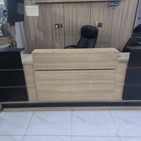 ميز رسبشن للبيع   طول مترين و٤٠ سم  ارتفاع ٩٠ سم  مع ملحق جرارة وخانة ...